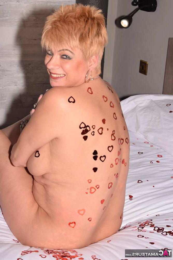 17P Dimonty amadora madura cobre seu corpo nu com corações em cima da cama