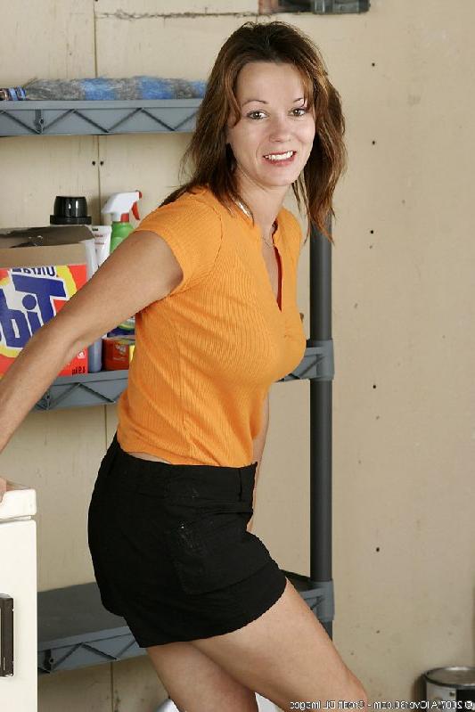 16P Adorável mãe sentada em uma máquina de lavar com os seios e um pequeno arbusto expostos