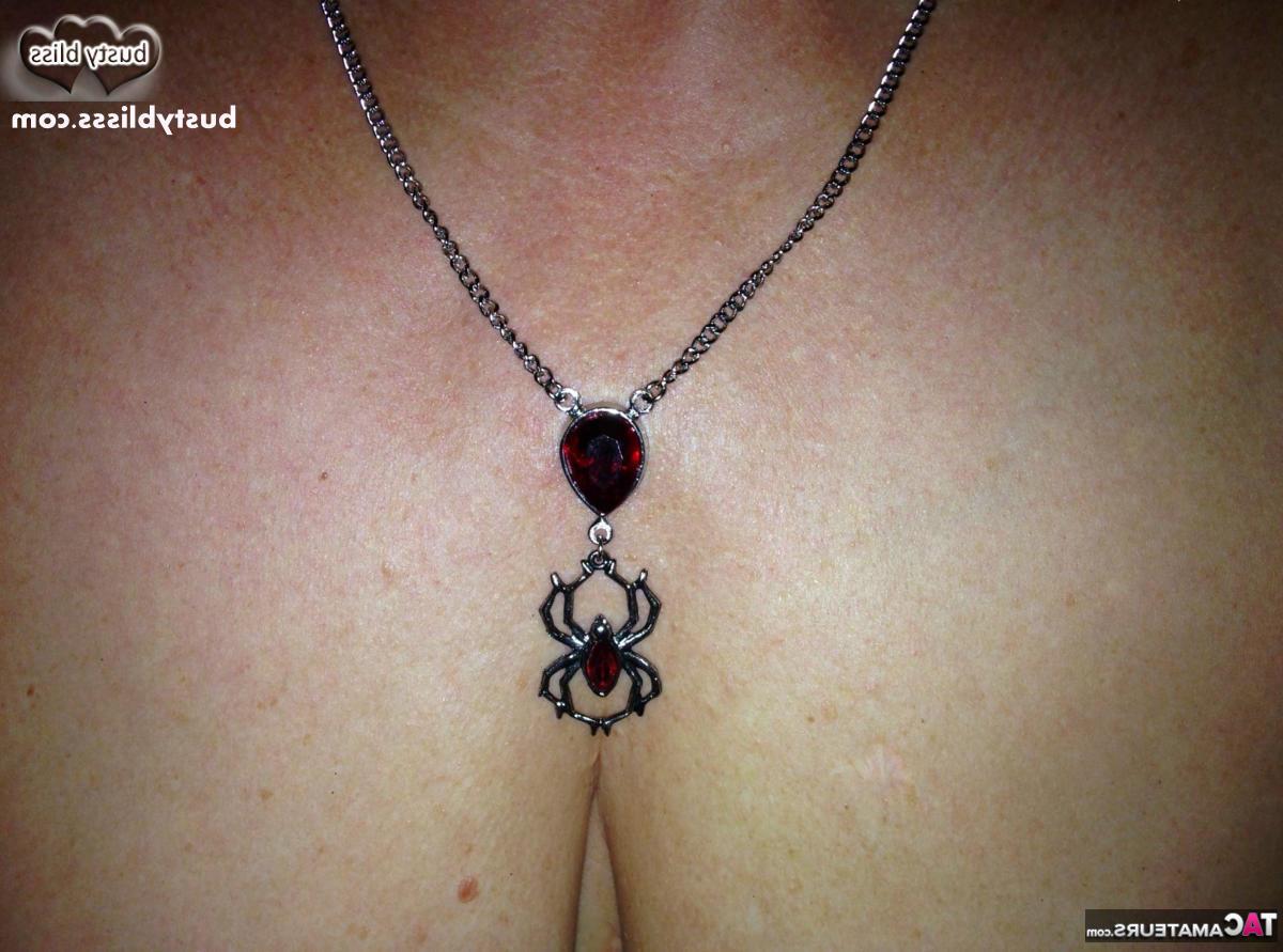 16P A senhora mais velha Busty Bliss libera seus seios naturais sobre um tabuleiro Ouija