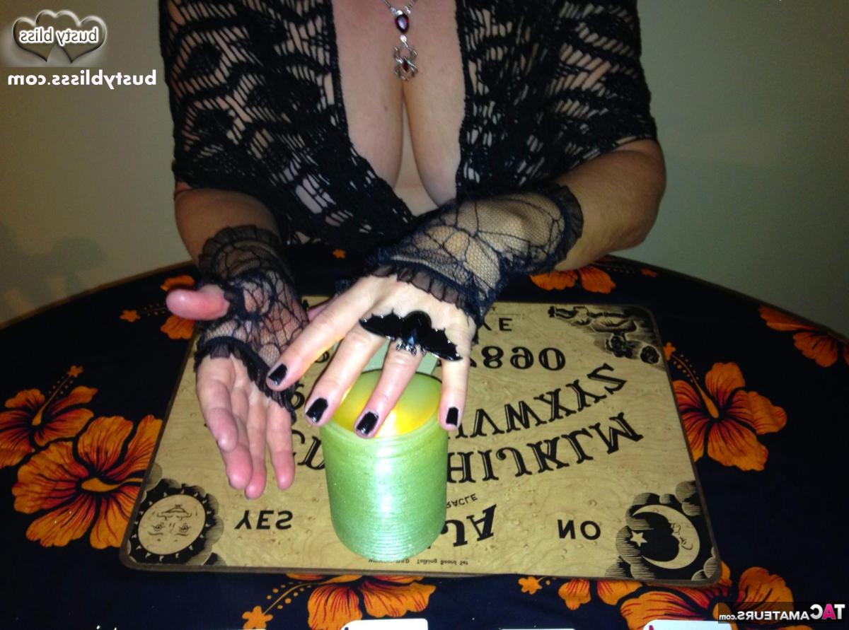 16P A senhora mais velha Busty Bliss libera seus seios naturais sobre um tabuleiro Ouija