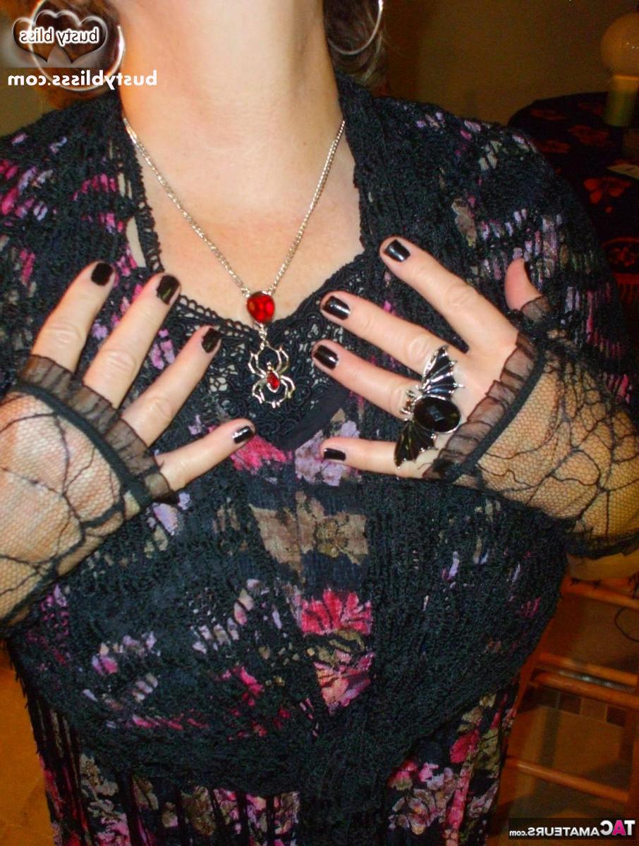 16P A senhora mais velha Busty Bliss libera seus seios naturais sobre um tabuleiro Ouija