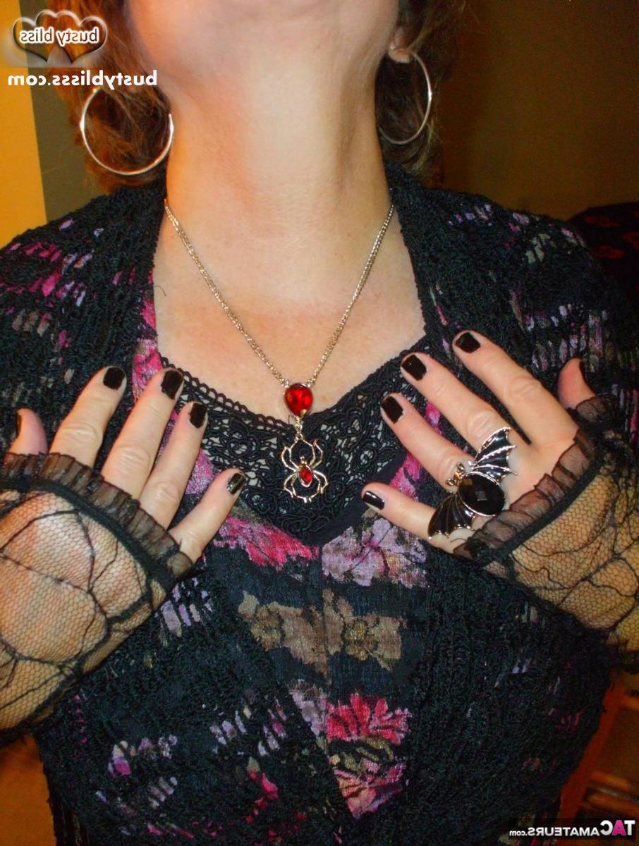 16P A senhora mais velha Busty Bliss libera seus seios naturais sobre um tabuleiro Ouija