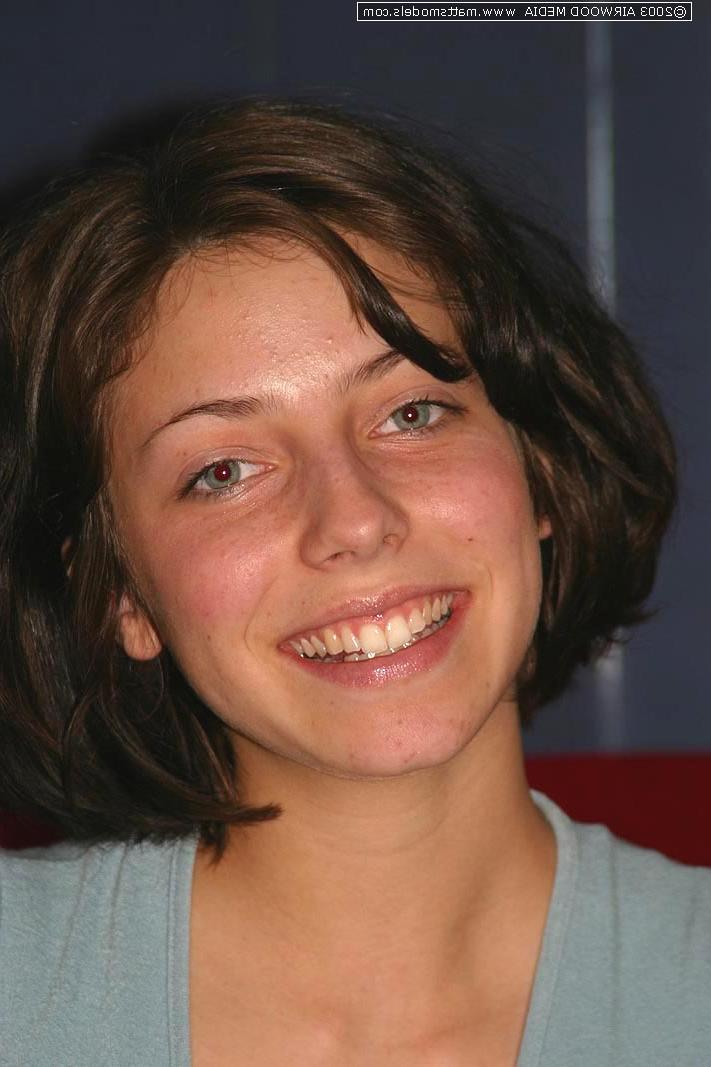 16P Die brünette Teenagerin Nico zieht nach einem Striptease ihre Schamlippen zurück