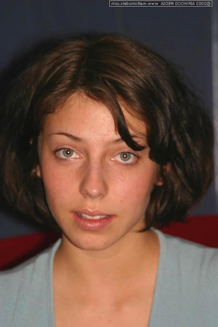 16P Die brünette Teenagerin Nico zieht nach einem Striptease ihre Schamlippen zurück