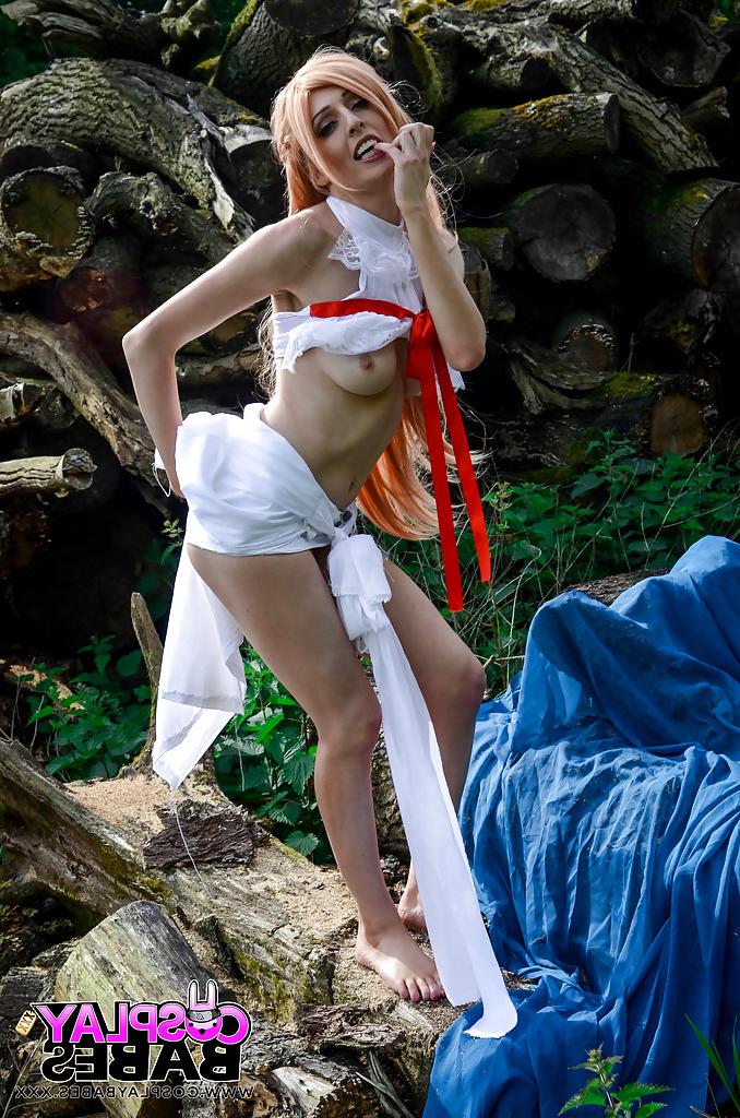 16P Jessica Jensen, petite blonde, exhibe ses seins et sa chatte en plein air.