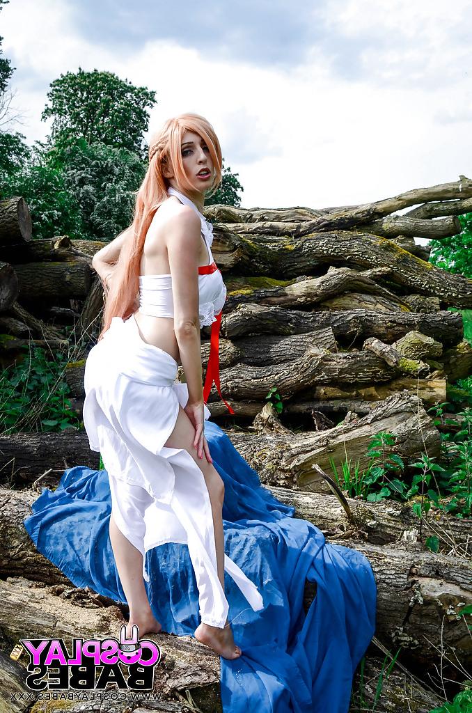 16P Jessica Jensen, petite blonde, exhibe ses seins et sa chatte en plein air.
