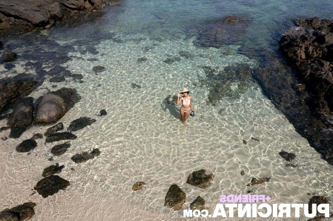 20P Gata pequena mostra sua bunda gostosa e expõe seus peitos minúsculos na praia