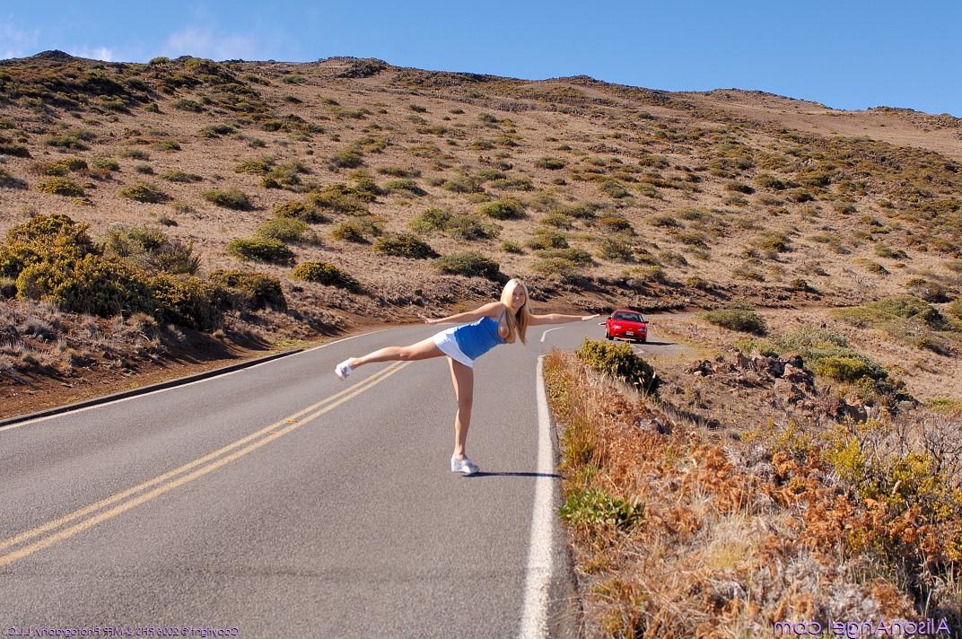20P A loira gostosa Alison mostra seus peitos grandes incríveis em uma estrada deserta