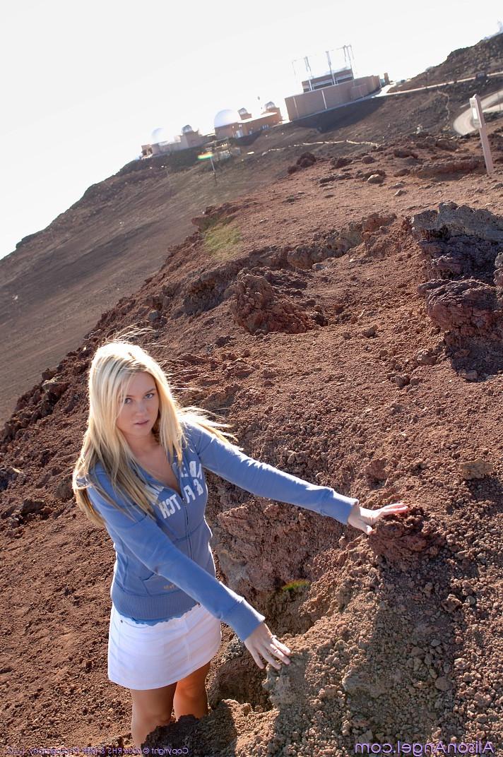 20P A loira gostosa Alison mostra seus peitos grandes incríveis em uma estrada deserta