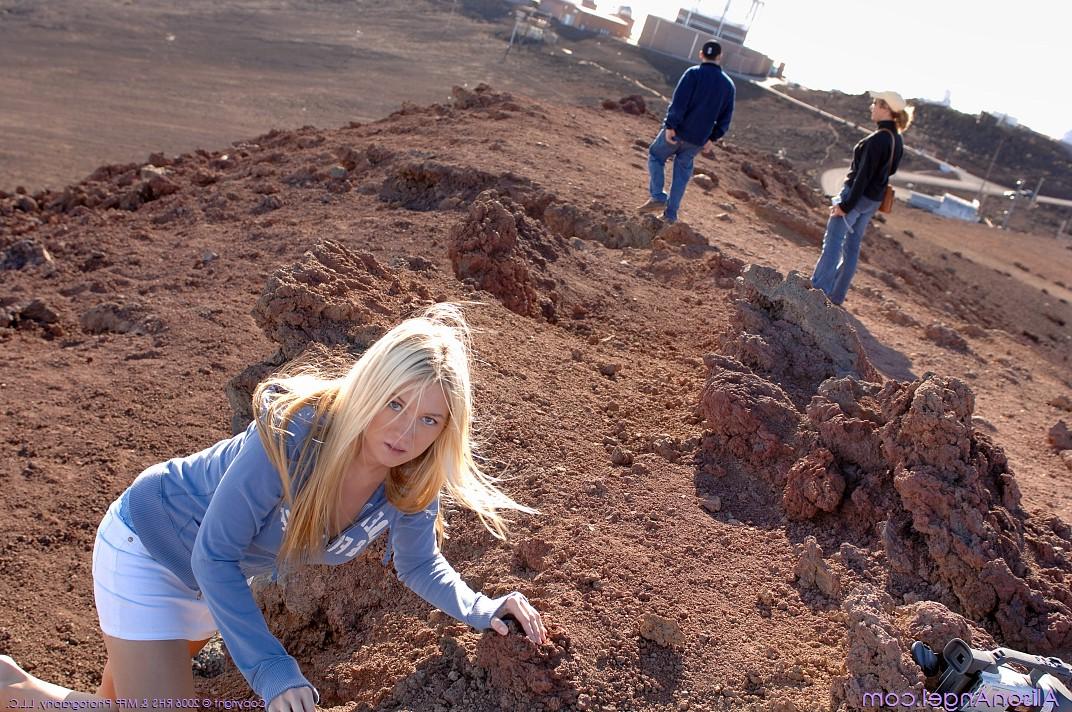 20P A loira gostosa Alison mostra seus peitos grandes incríveis em uma estrada deserta