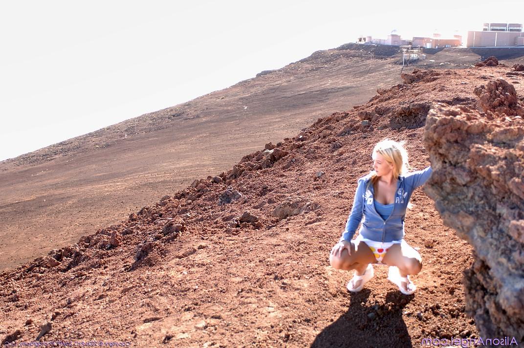 20P A loira gostosa Alison mostra seus peitos grandes incríveis em uma estrada deserta