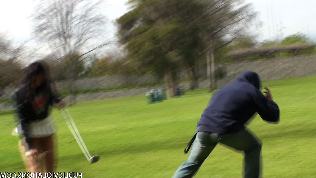 17P Morena russa na quadra de golfe tem a saia curta levantada por um pervertido