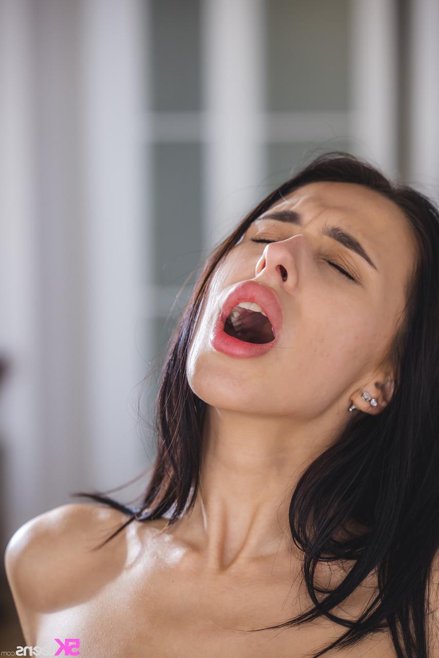 20P Die brünette Schlampe Alyssa Bounty lässt sich ihren sexy Mund und ihre Muschi ficken