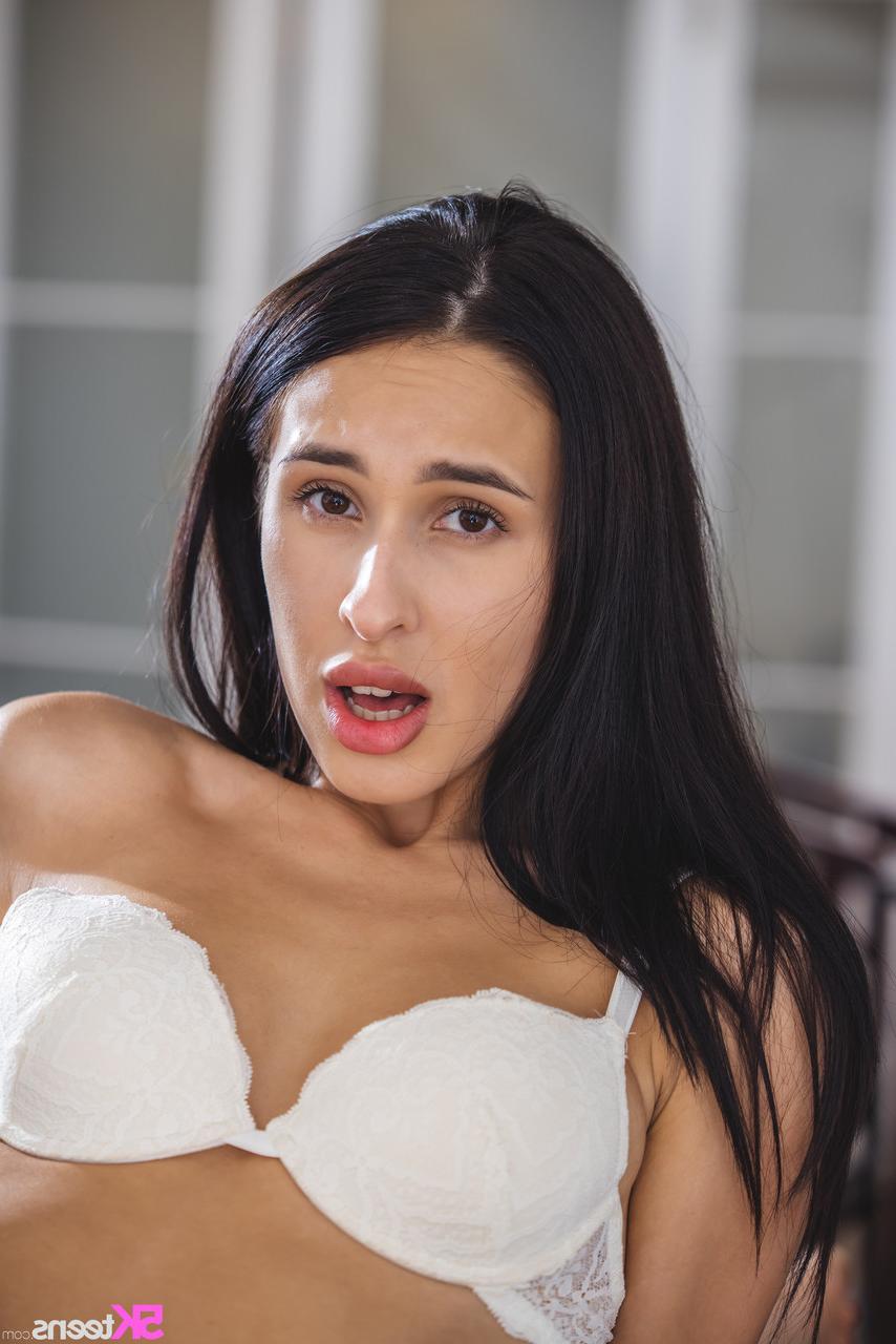 20P Die brünette Schlampe Alyssa Bounty lässt sich ihren sexy Mund und ihre Muschi ficken