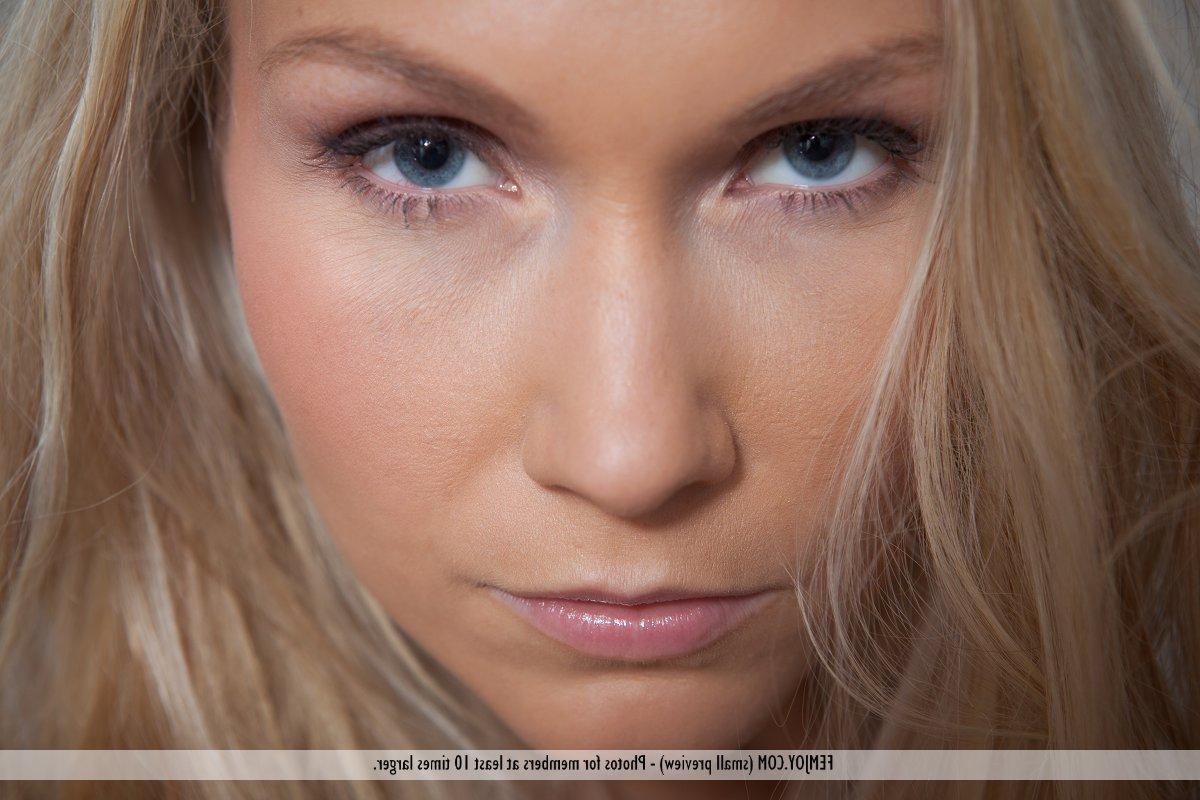 16P La rubia natural Miette trabaja sin un mono negro para posar desnuda