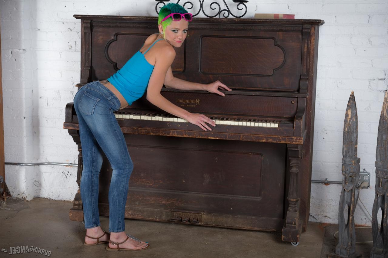 14P Die zierliche Teenie-Punkerin Cassie Ryder zieht für Babe-Bilder Jeans und Bikini aus
