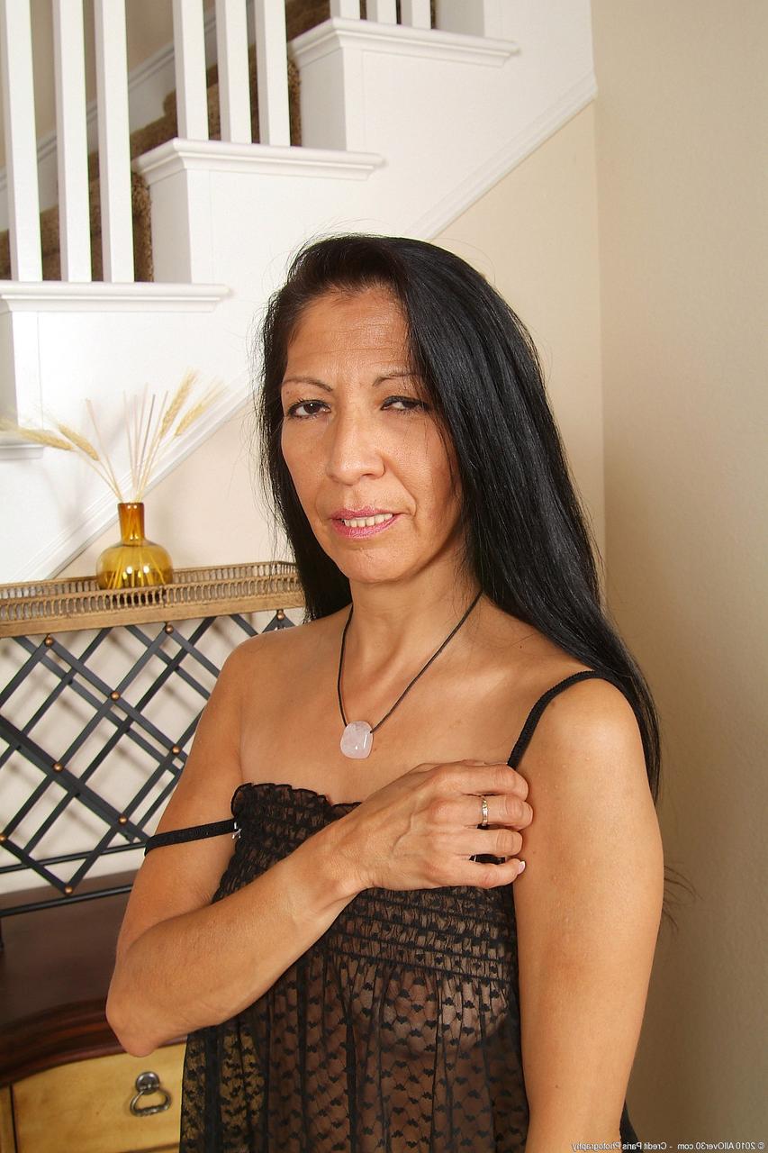 20P Die freche MILF Talita spreizt bei einem sexy Striptease ihre beschnittene Muschi