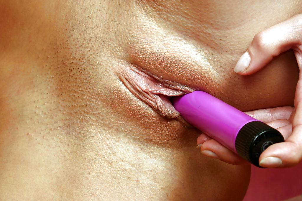 16P Lustvoller blonder Teenager, der seine sexy Kurven entblößt und seine Fotze masturbiert
