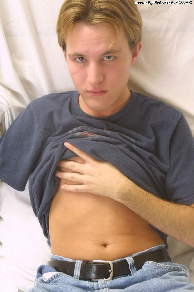 20P Gay adolescente caucasiano Patrick tira e brinca com seu pau grande