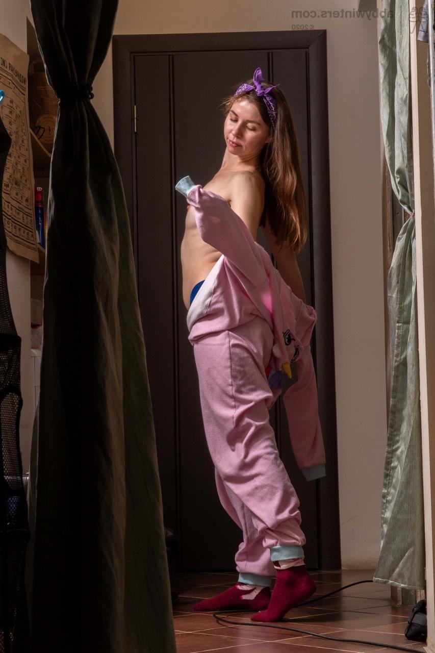 20P La chaude australienne Khrystyna enfile son costume sexy et pose.