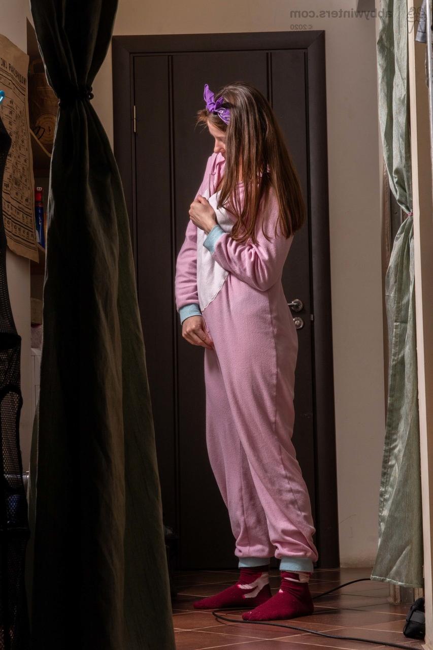 20P La chaude australienne Khrystyna enfile son costume sexy et pose.