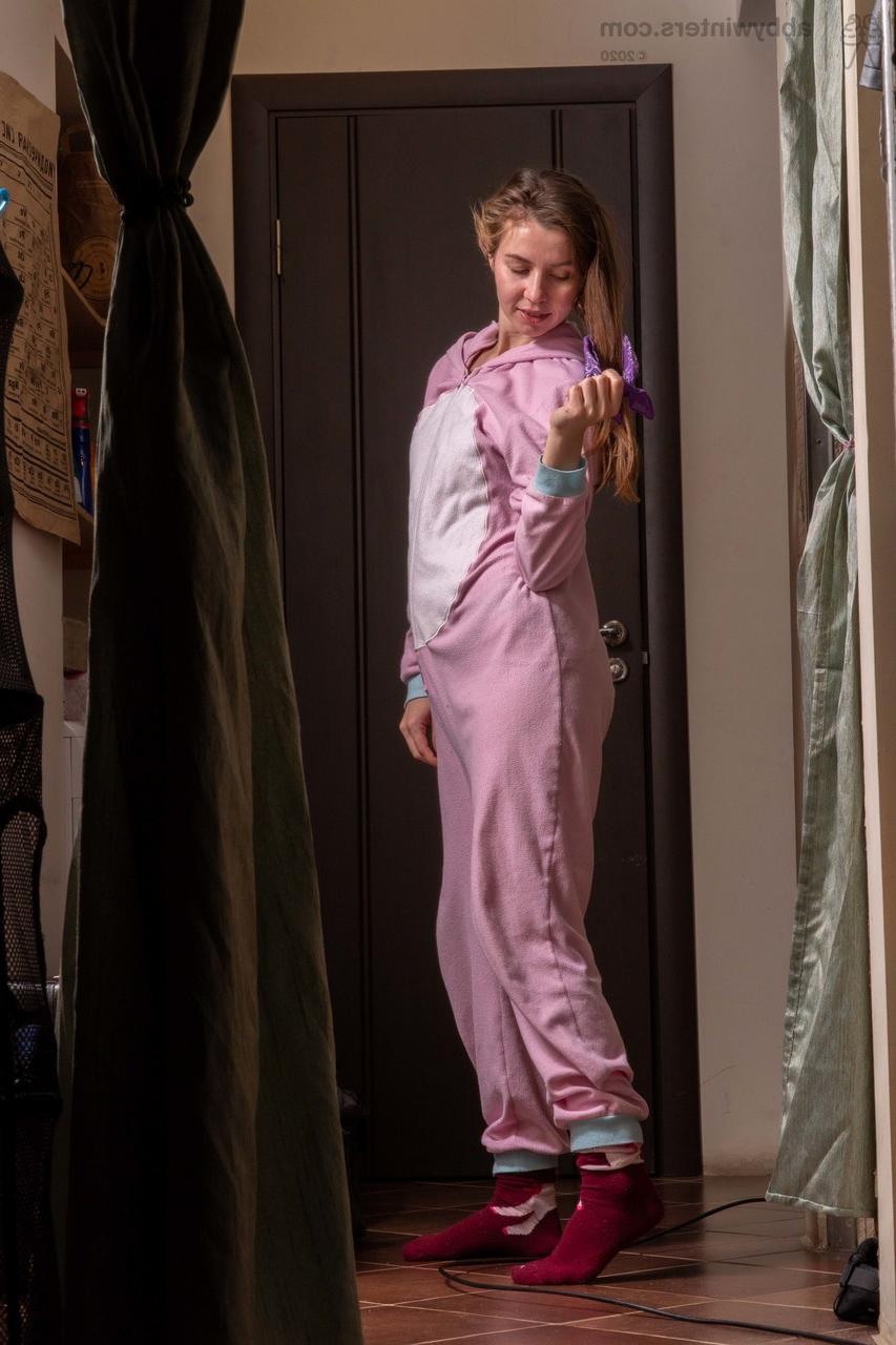 20P La chaude australienne Khrystyna enfile son costume sexy et pose.