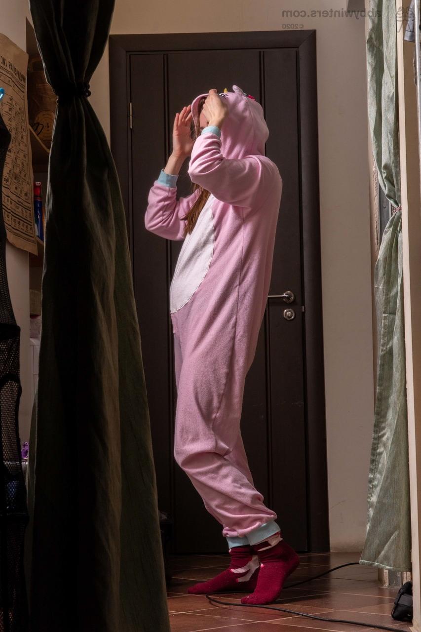 20P La chaude australienne Khrystyna enfile son costume sexy et pose.