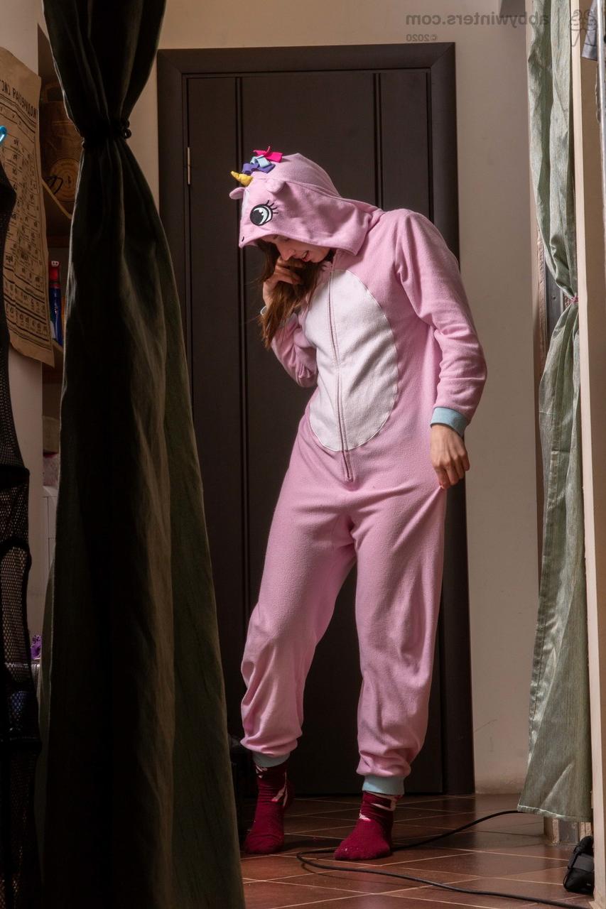 20P La chaude australienne Khrystyna enfile son costume sexy et pose.