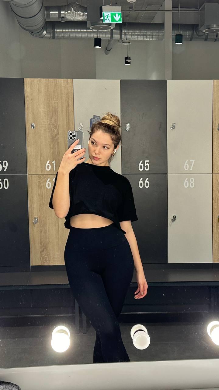 12P Glamorous OnlyFans babe All About Diana posing provocatively in a solo