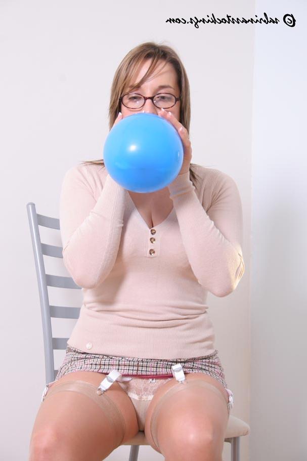 16P Fille solo expose sa culotte sous la jupe tout en gonflant des ballons