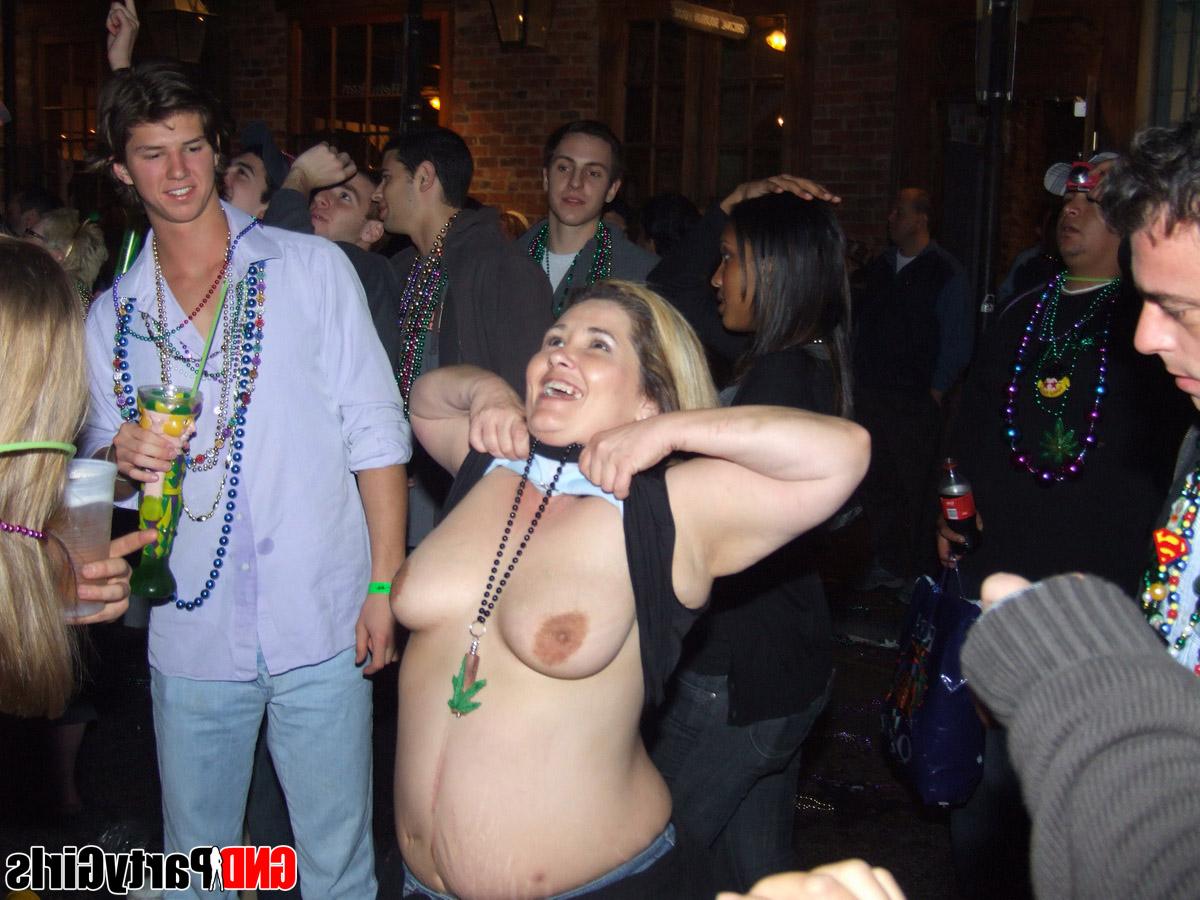 12P Garotas bêbadas mostram seus peitos para todos que desejam dar uma boa olhada