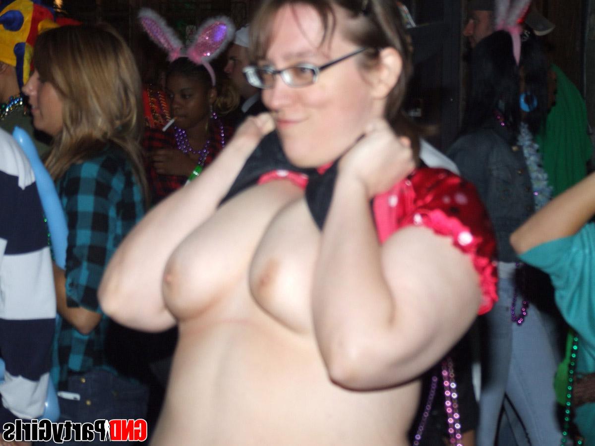 12P Garotas bêbadas mostram seus peitos para todos que desejam dar uma boa olhada
