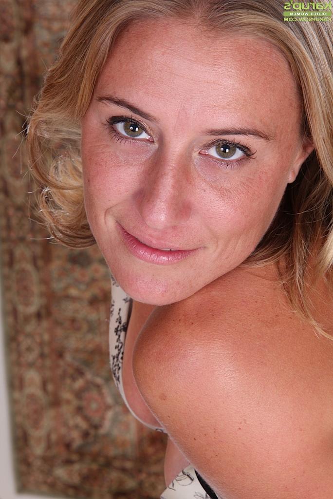 16P Plus de 30 MILF Sky posent nues pour cet ensemble amateur fait maison.