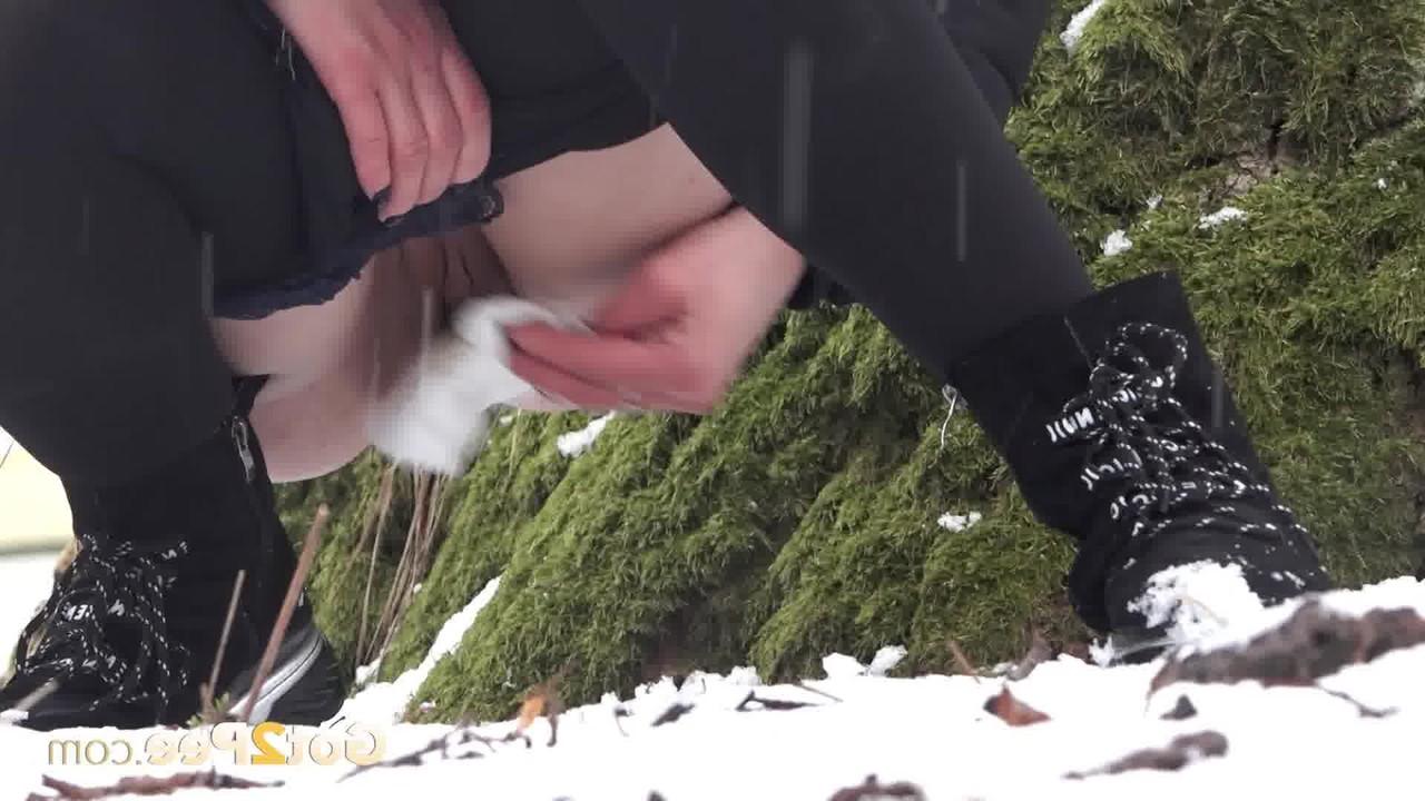 12P Das blonde Mädchen Masha pinkelt auf schneebedecktem Boden gegen einen alten Baum