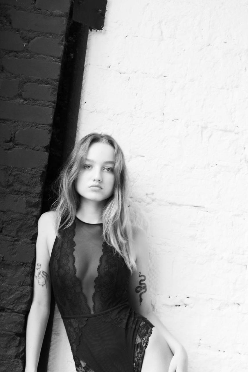 20P A doce adolescente Milla posa com roupas íntimas transparentes em um show solo