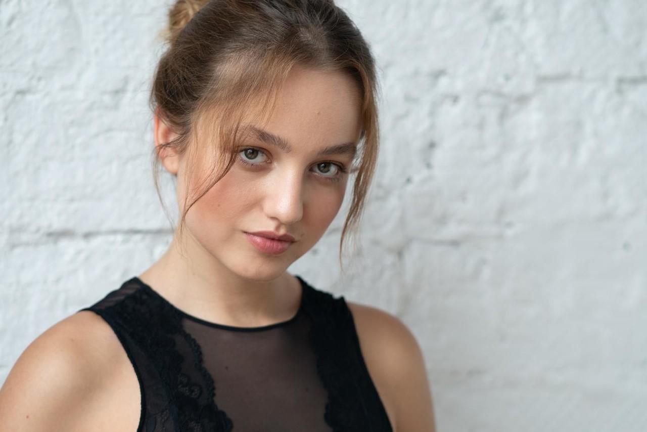 20P A doce adolescente Milla posa com roupas íntimas transparentes em um show solo