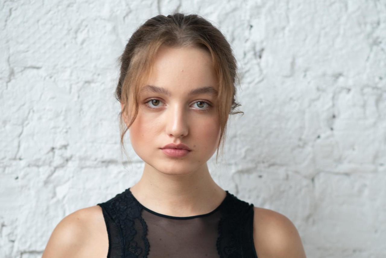 20P A doce adolescente Milla posa com roupas íntimas transparentes em um show solo