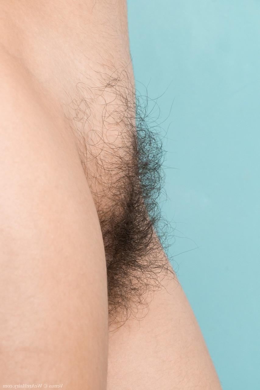 16P Morena amateur abre los labios de su coño totalmente natural con un dedo