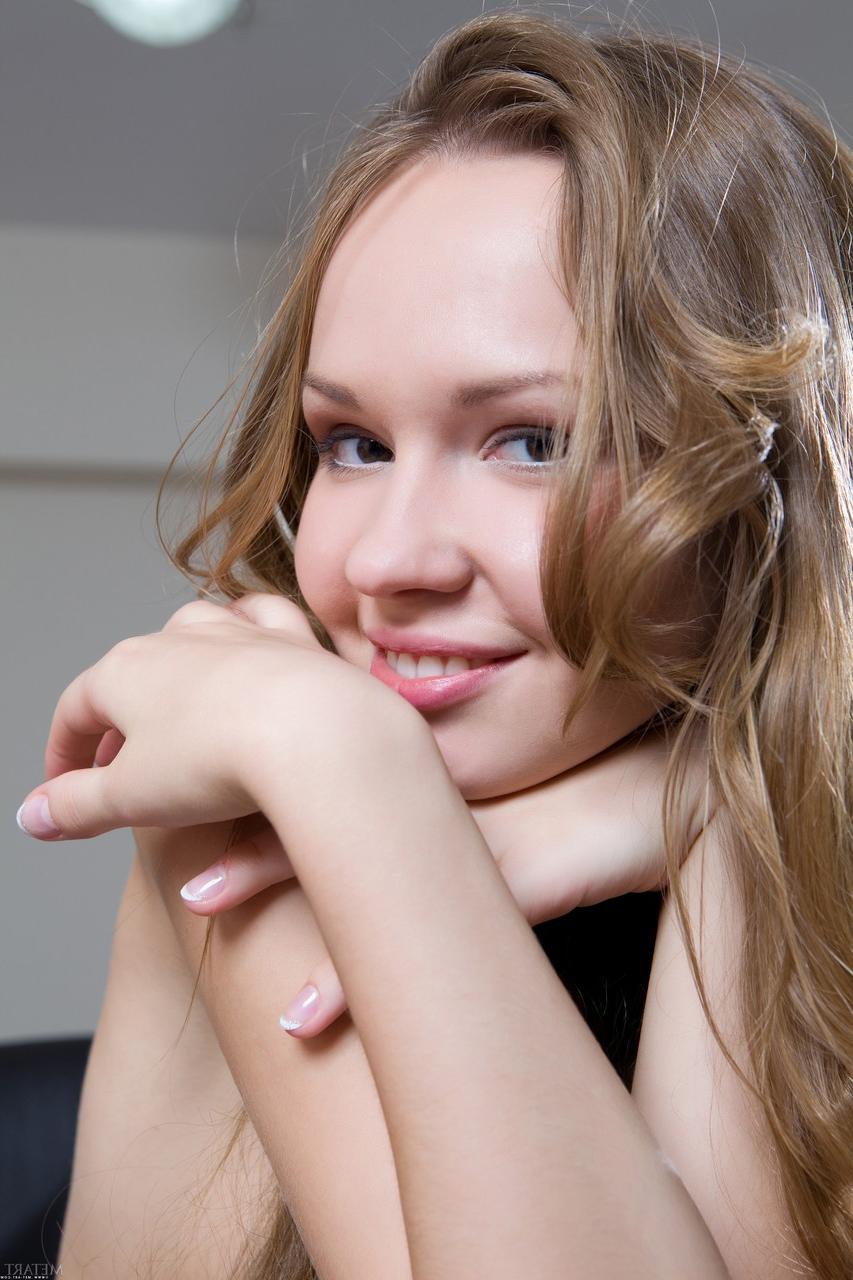 20P A glamorosa adolescente russa Virginia Sun revela seus peitos minúsculos e buracos carecas