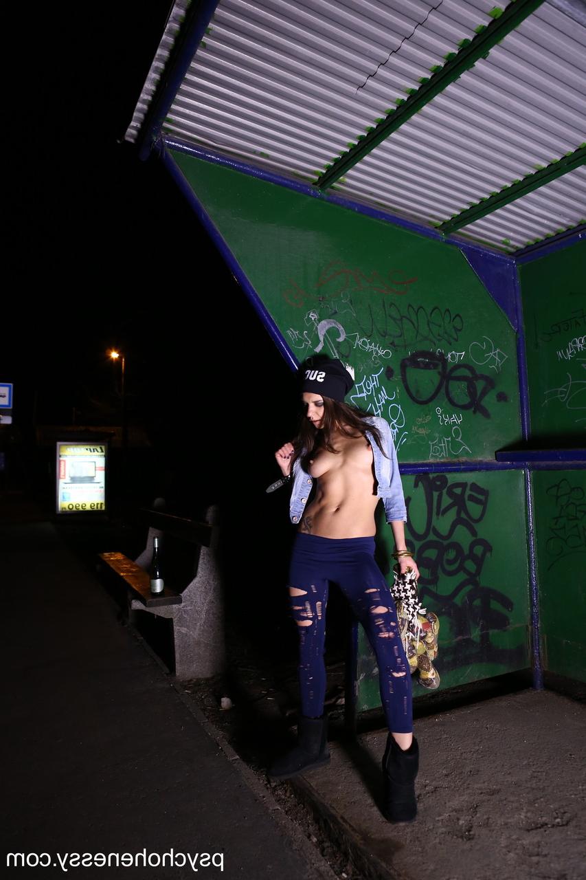 12P La jolie brune Henessy expose lentement ses seins et son manchon chaud.