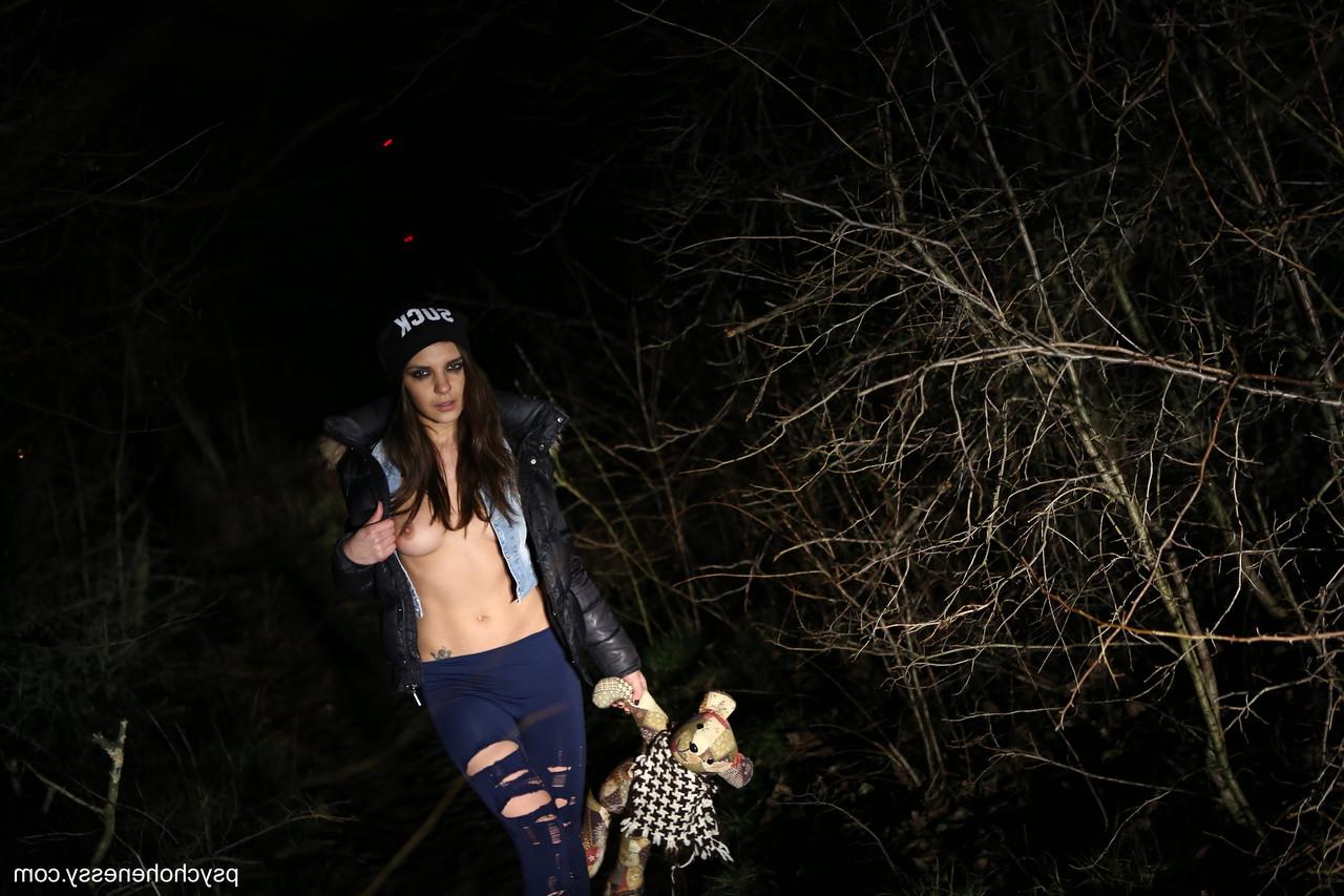 12P La jolie brune Henessy expose lentement ses seins et son manchon chaud.