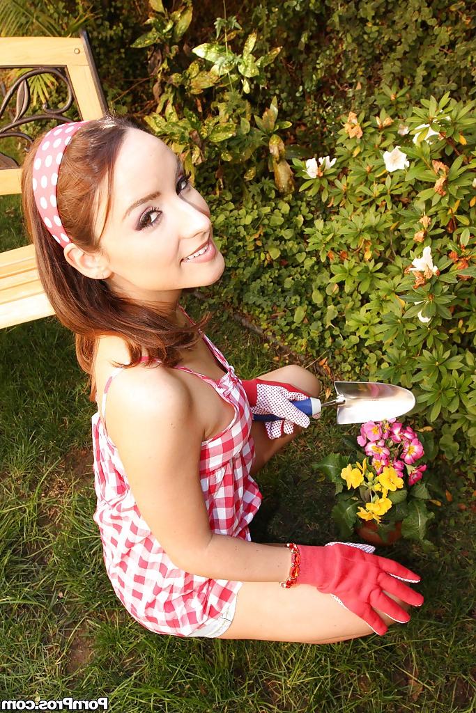 16P Das süße Teenie-Babe Austyn Summers zieht sich im Freien aus