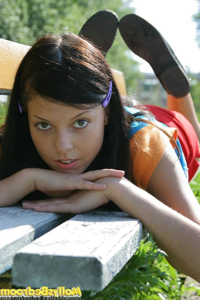 15P Menina bonita descobre os seios fartos em uma arquibancada antes de tirar o short