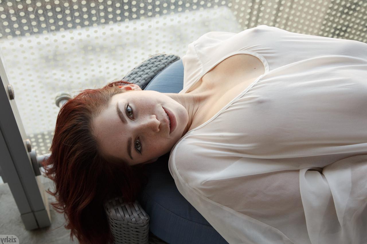 12P A bailarina adolescente Jazz Reilly com cabelo ruivo é muito flexível e sexy