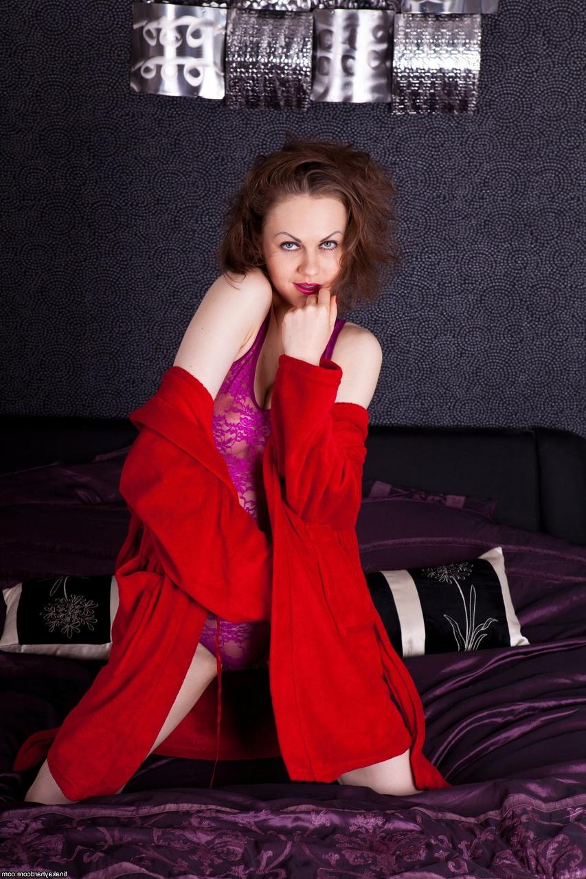 20P La petite jeune britannique Tina Kay expose sa chatte vierge gonflée et ses seins juteux.