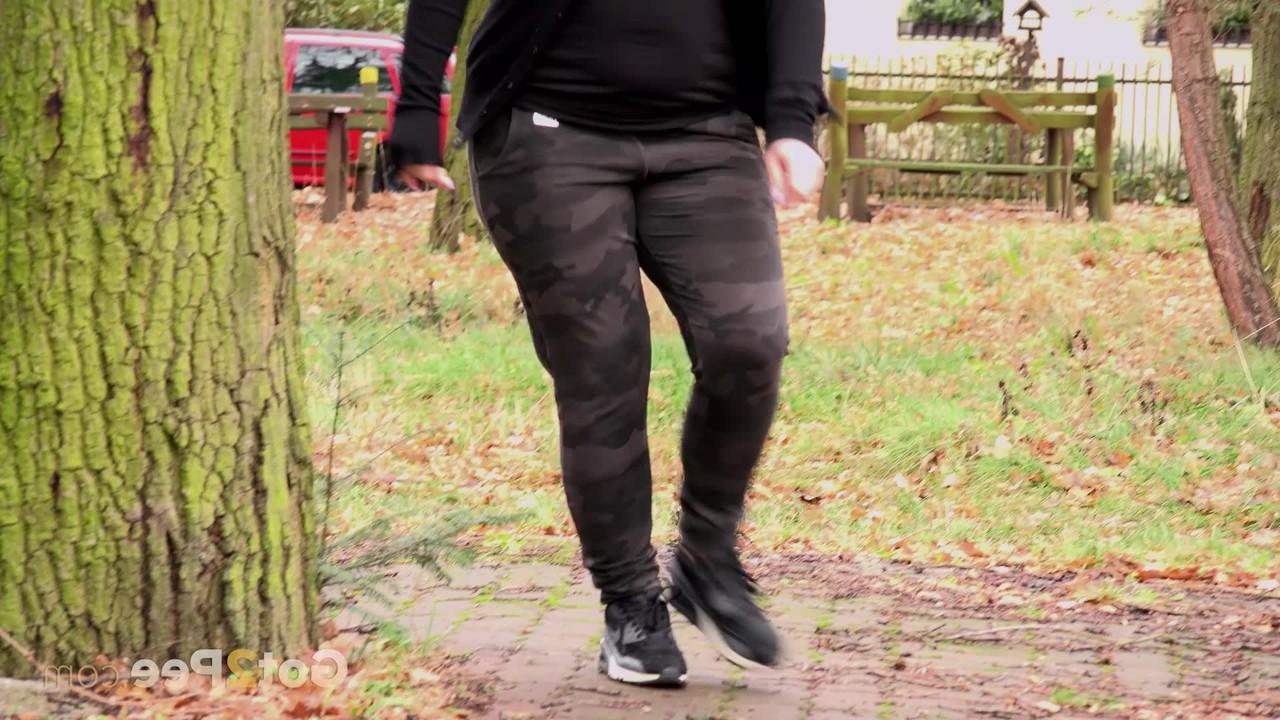 15P Das übergewichtige Mädchen Dora Black zieht ihre Hose herunter, um an einem öffentlichen Ort zu pinkeln