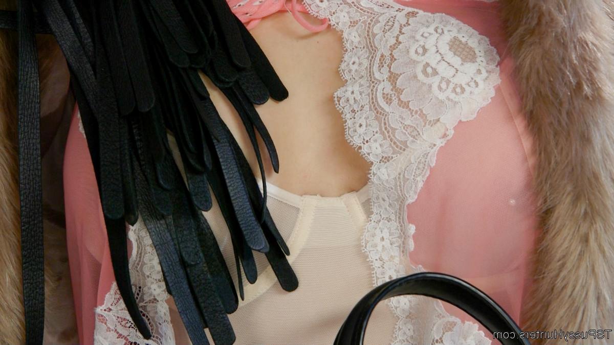 20P A travesti magrinha Shiri Allwood fode uma MILF gostosa e curvilínea em uma posição doggystyle