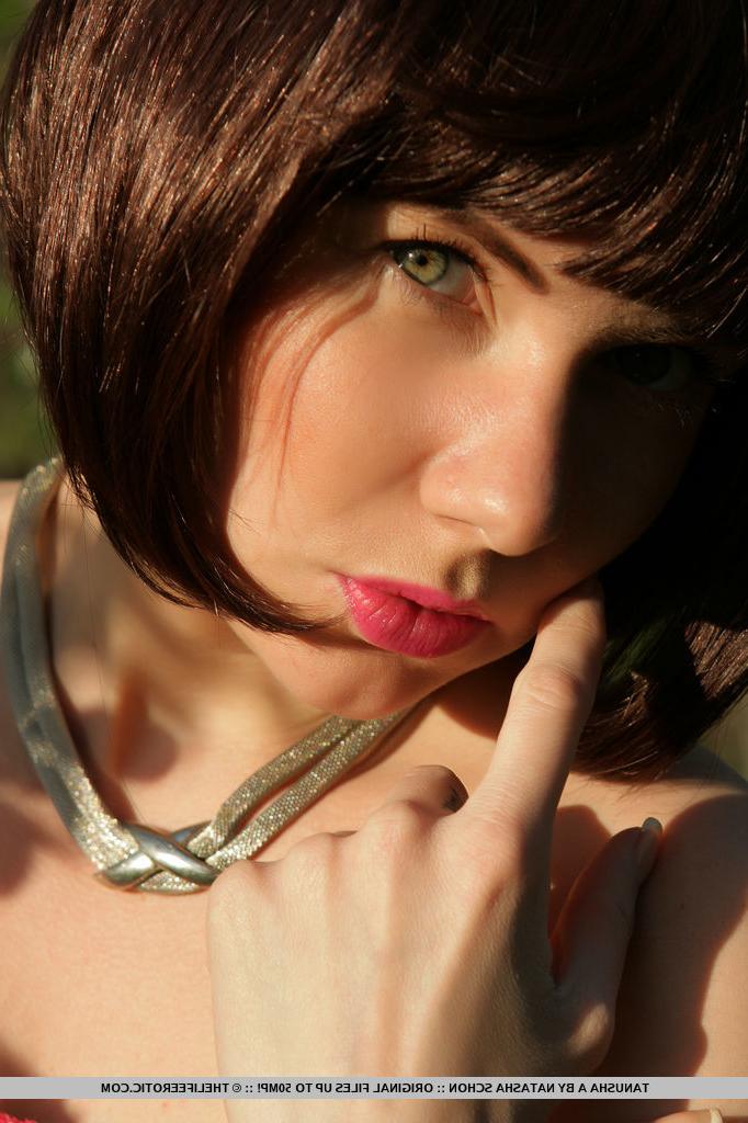 16P La gentille fille Tanusha A débarrasse son corps chaud de ses vêtements alors qu'elle est dans la nature.