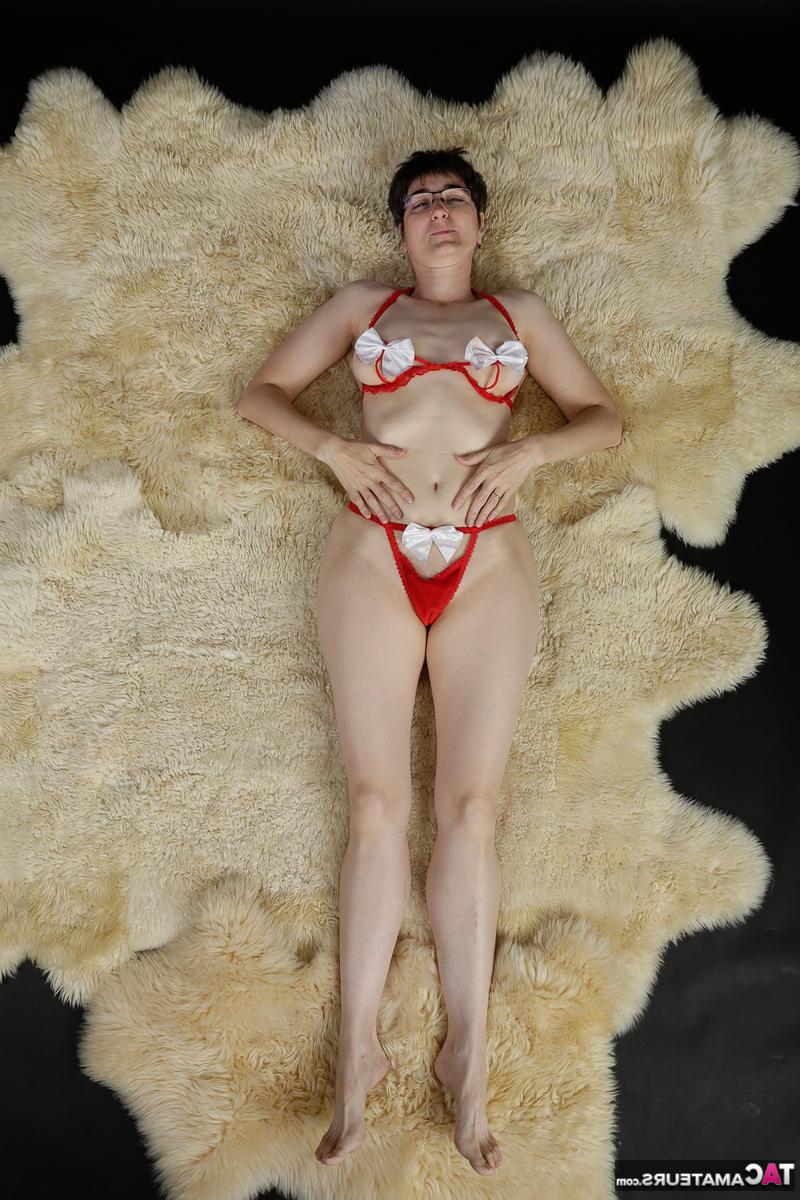 20P Amateur de pelo corto se desnuda completamente sobre una alfombra de piel de oso