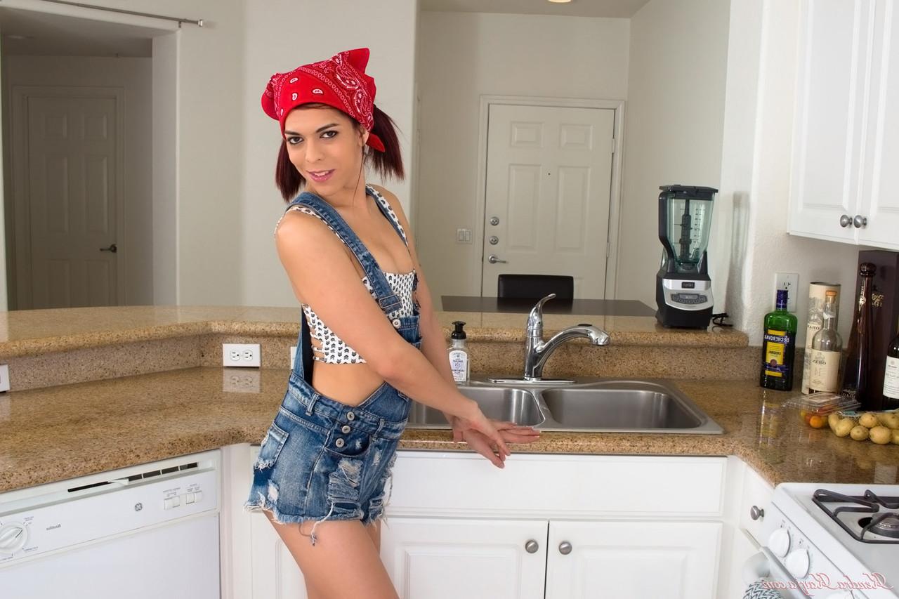 20P Travesti Kendra Sinclaire tira a roupa em sua cozinha e mostra seu pau grande e bunda